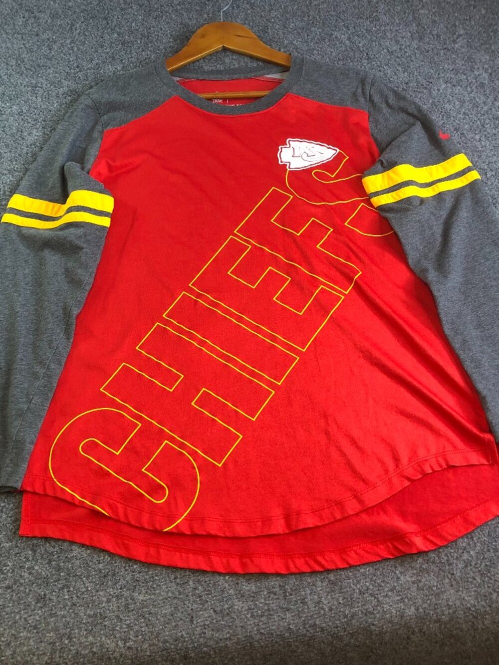 Nike Kansas City Chiefs Shirt Womens Large Red Gray NFL Lightweight DriFit